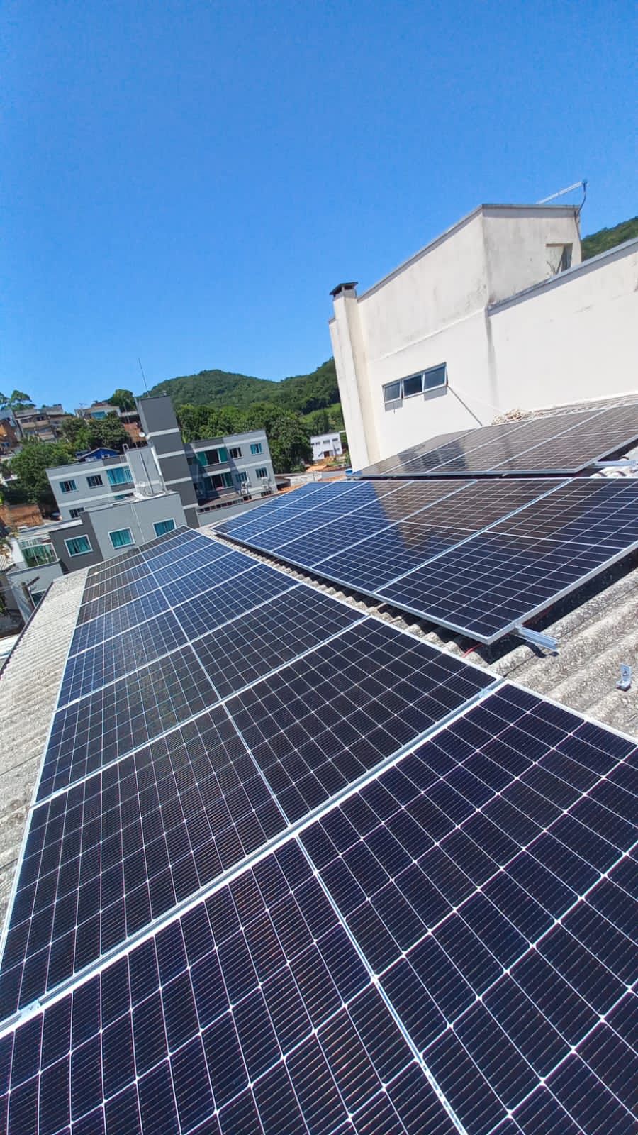 Detalhe de instalação fotovoltaica HITECH